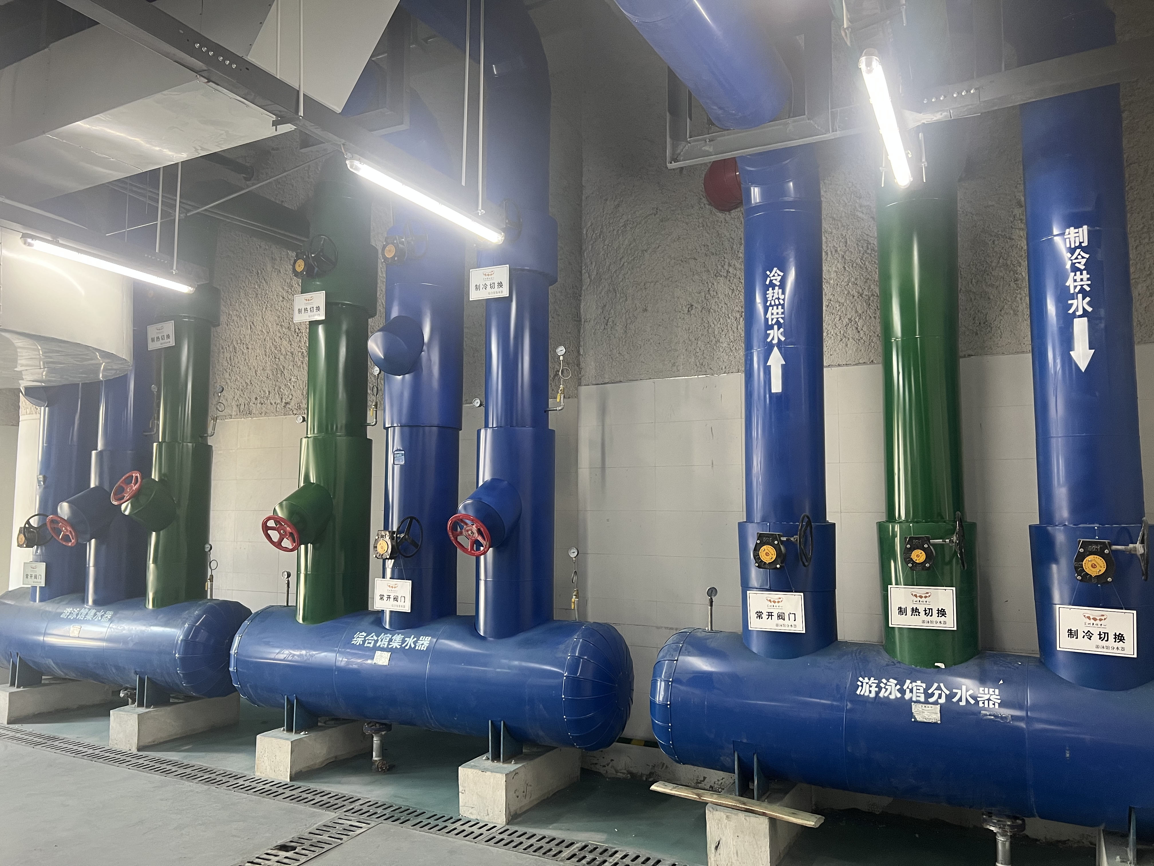 北区分集水器 管道标识清晰、介质流向正确